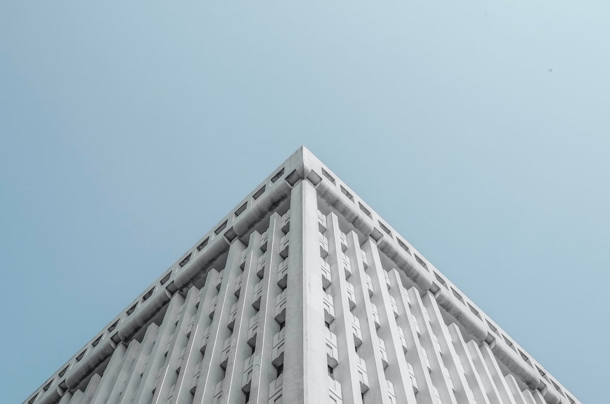 LPL赛事整活：当解说看领先一万六还是没推掉时...