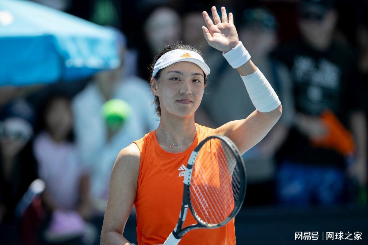又赢了！王欣瑜爆冷诺斯科娃创三项纪录，网友：霉地终变福地