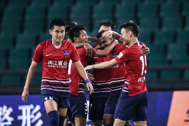 米乐m6平台-闪电破门+罚丢点球+2红牌! 渝豫上演让2追3大逆转