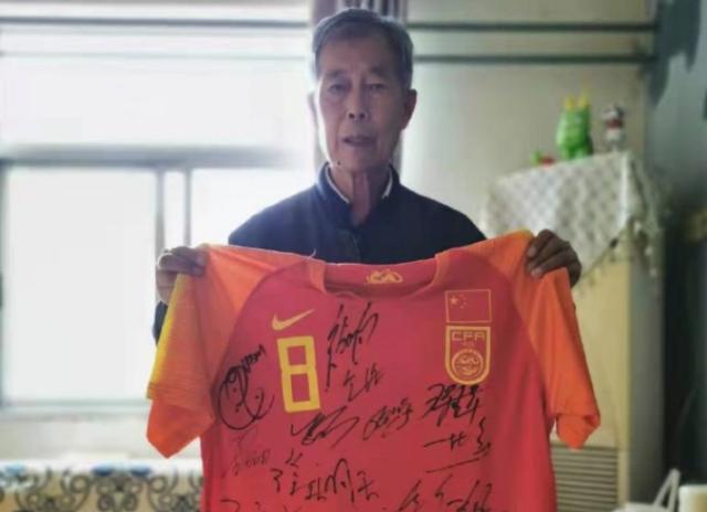 米乐M6首页-李铁邀请患病老球迷观看比赛 并赠送国足签名球衣
